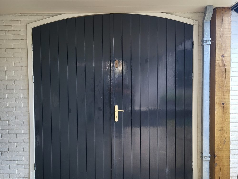 Dubbele houten deuren strak in de lak