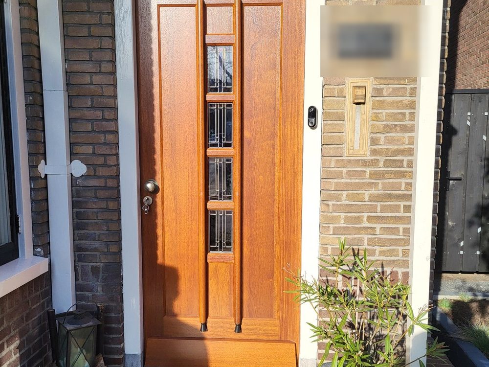 Voordeur gerestaureerd naar massief hardhout